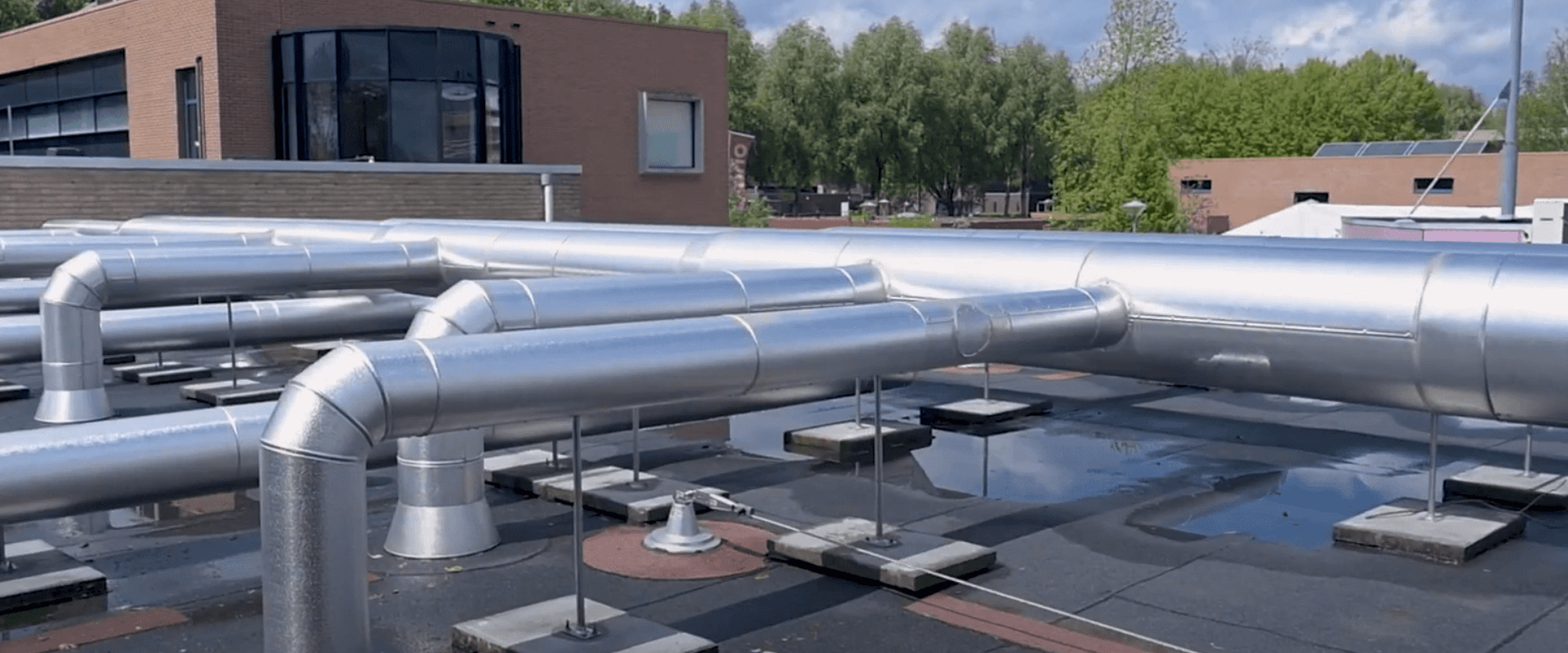 Luchtkanalen op dak bij het Curio College