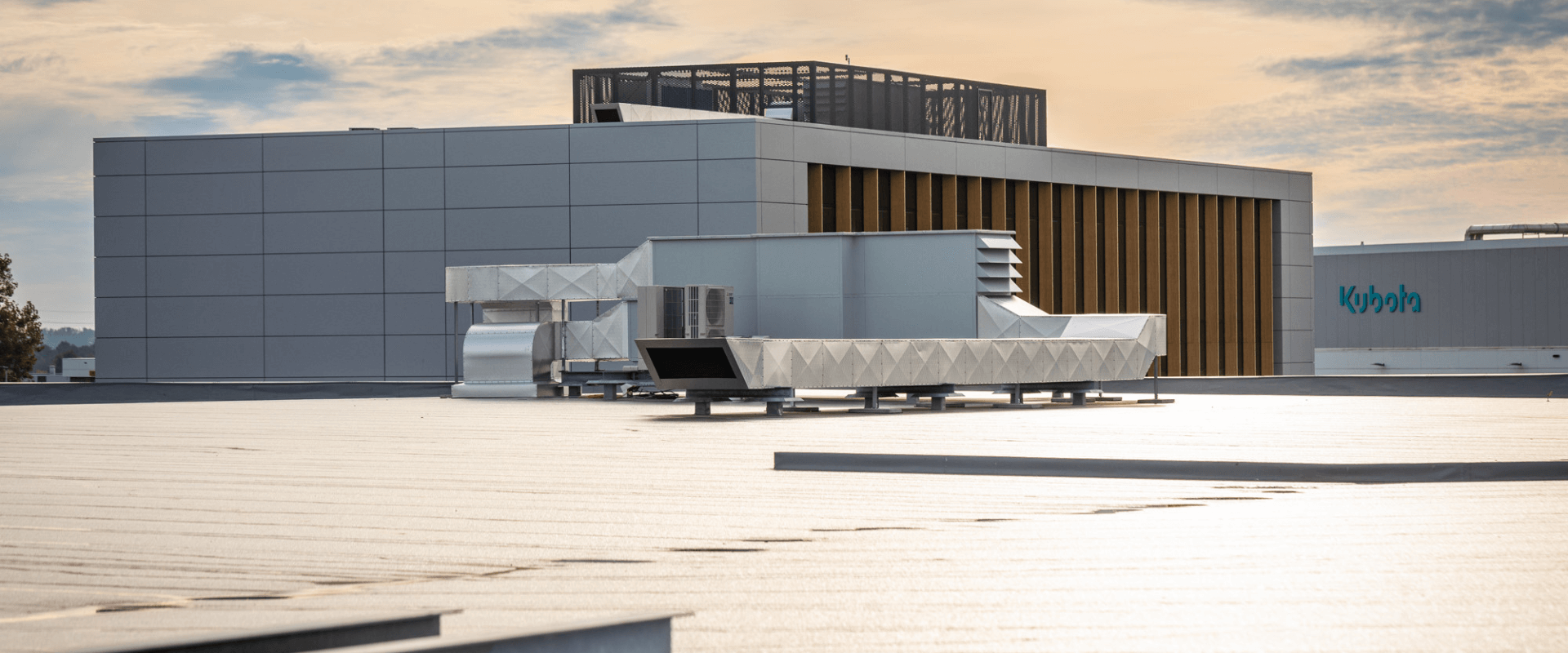 Klimaatinstallatie op het dak van Peute recycling