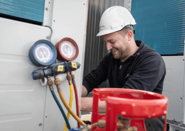 Monteur Schilt airconditioning die onderhoud pleegt aan een installatie