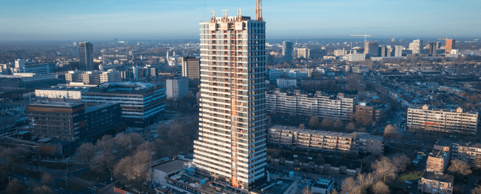 Skyline van Eindhoven met op de voorgrond het gebouw BunkerToren