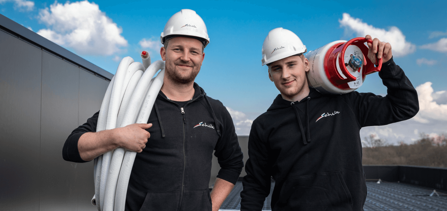 Twee monteurs Schilt airconditioning met met slangen en gasfles