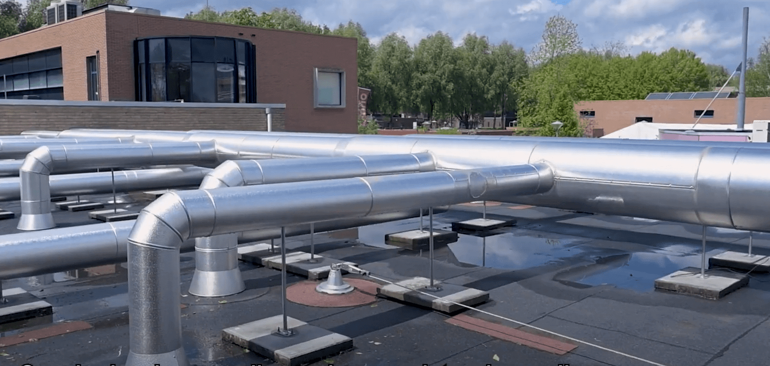Luchtkanalen op dak bij het Curio College