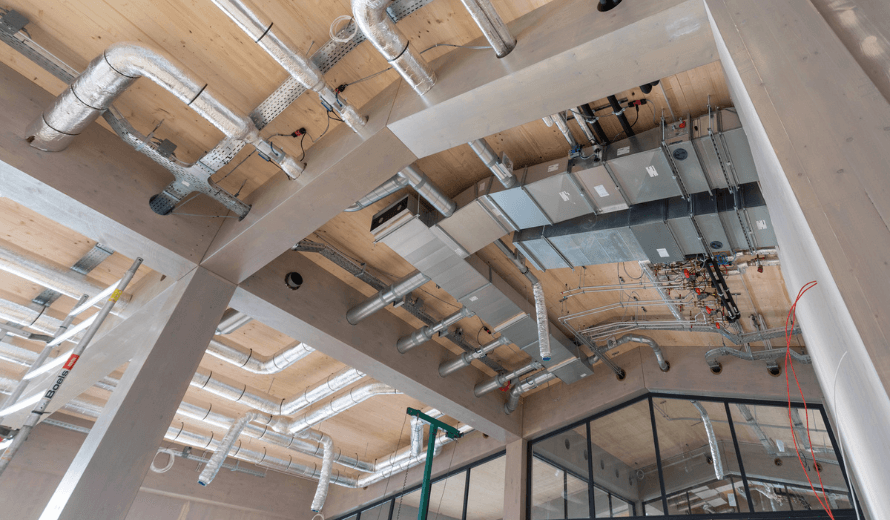 Luchtkanalen aan plafond bij Floating office Rotterdam