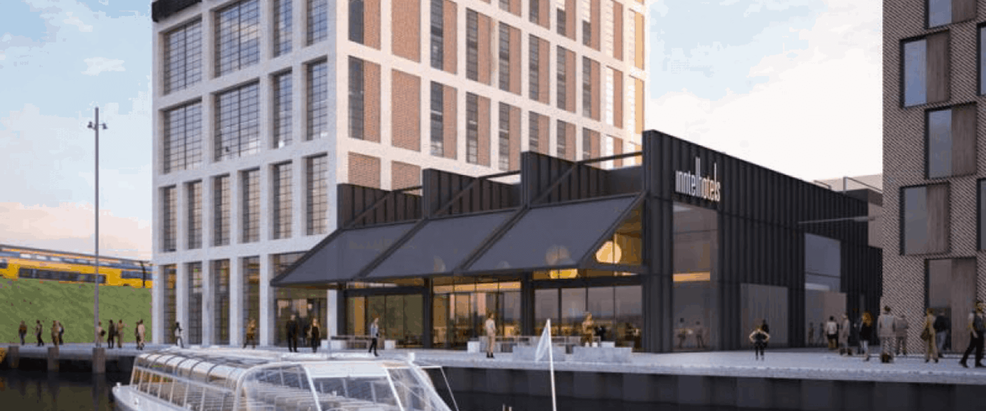 Achterkant gebouw van InntelHotels in Amsterdam met rondvaartboot ervoor