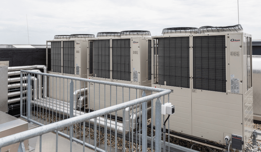 Klimaatinstallatie op dak Intercity Hotel