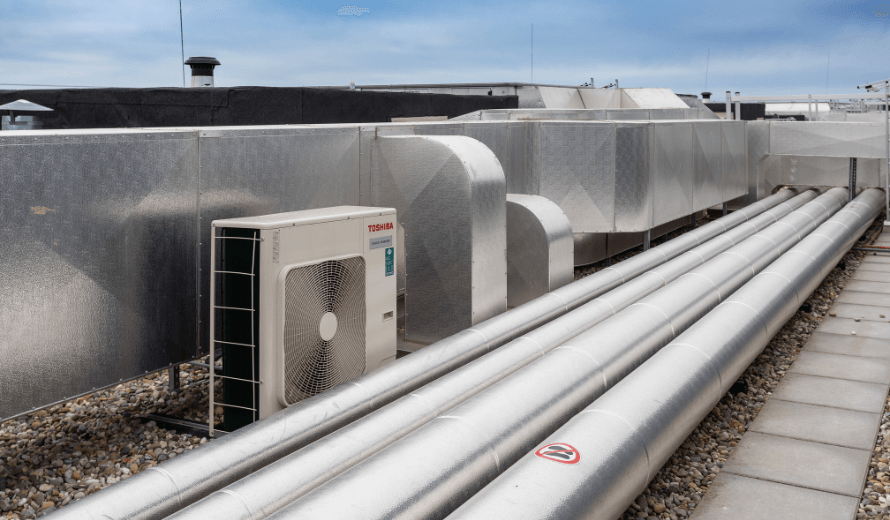 Klimaatinstallatie op dak Intercity Hotel