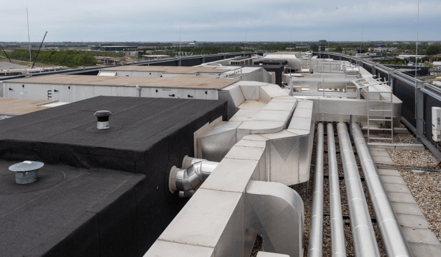 Klimaatinstallatie op dak Intercity Hotel