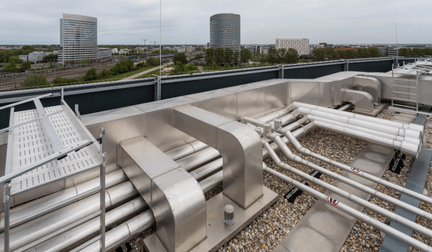 Klimaatinstallatie op dak Intercity Hotel
