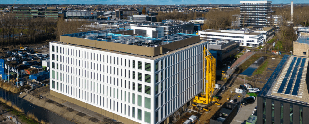 Laboratorium gebouw van Johnson en Johnson met op de achtergrond andere gebouwen