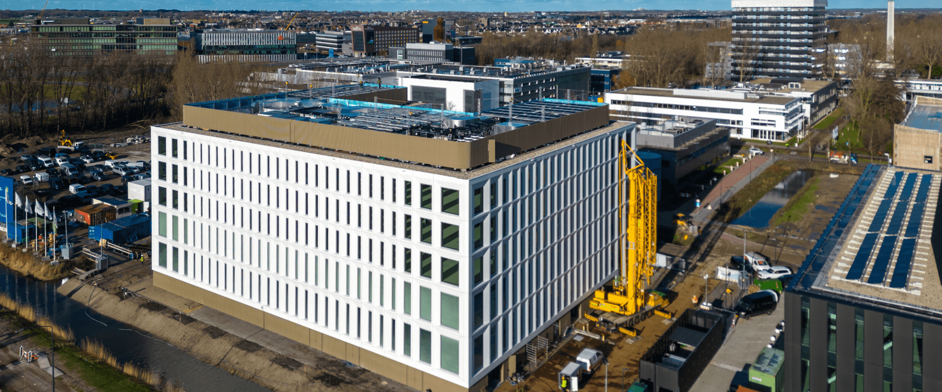 Laboratorium gebouw van Johnson en Johnson met op de achtergrond andere gebouwen