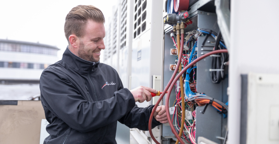 Servicemonteur Airconditioning aan het werk
