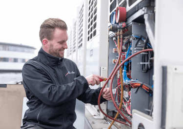 Servicemonteur Airconditioning aan het werk