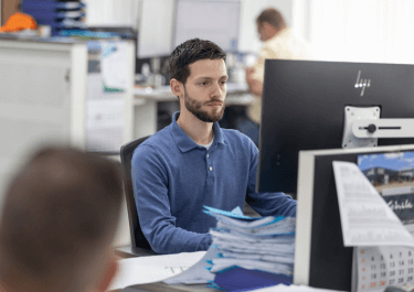 Medewerkers op kantoor Schilt achter de computer
