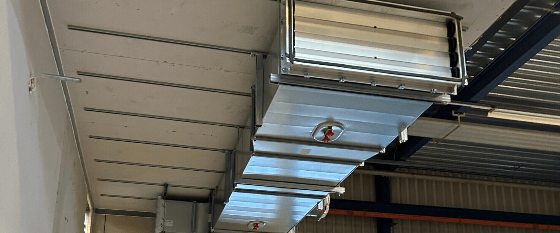 Luchttechnische installatie aan het plafond in mobiele operatiekamer van Qbitel healthcare