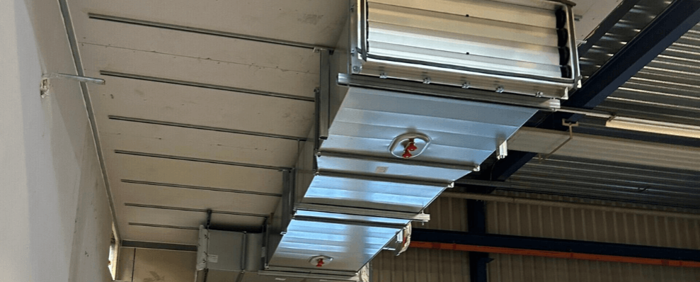 Luchttechnische installatie aan het plafond in mobiele operatiekamer van Qbitel Healthcare