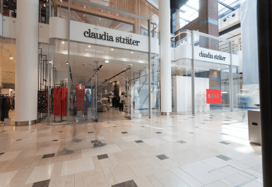 Winkelcentrum met voorpui van winkel Claudia Strater