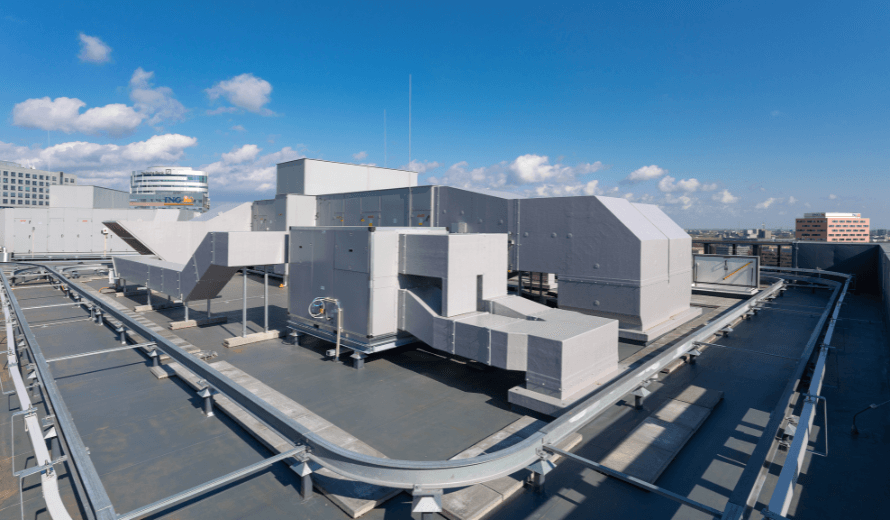 Klimaatinstallatie op dak The Sharing Tower