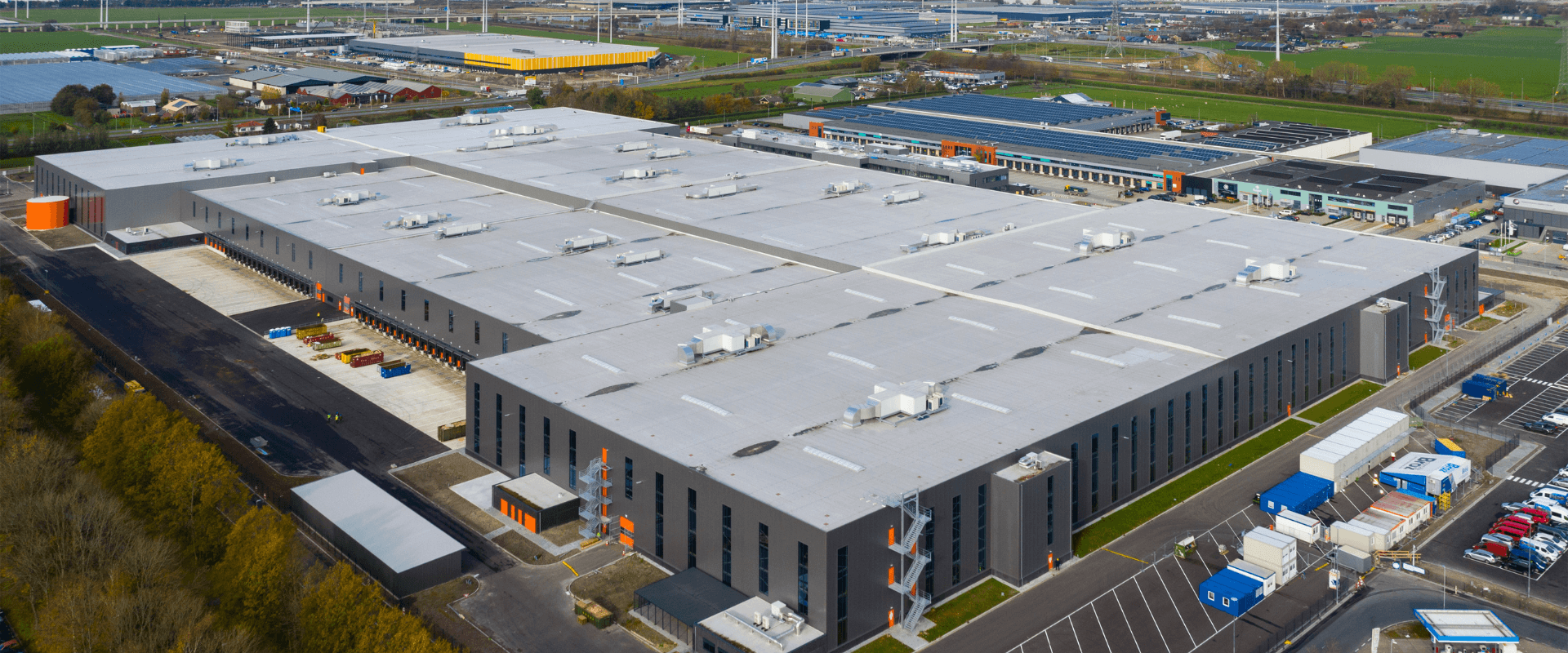 Distrubutiecentrum van Zalando en op de achtergrond andere distributiecentra