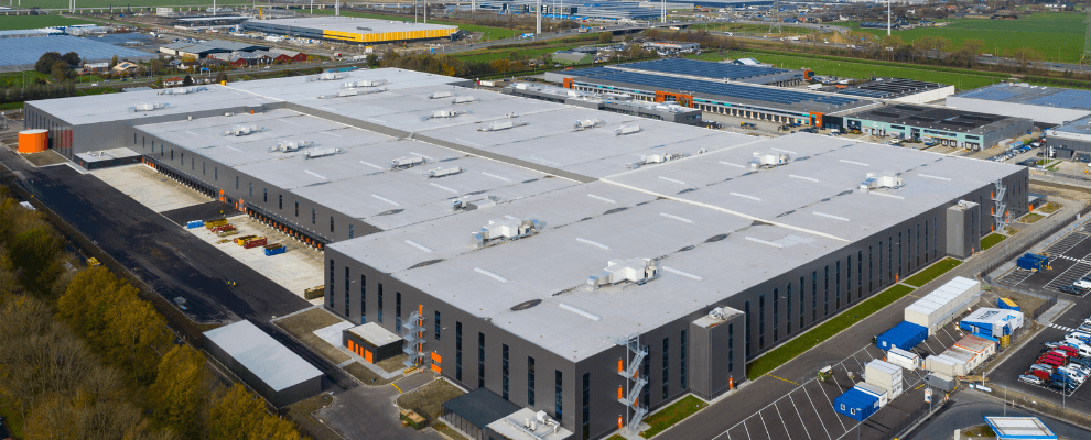 Distributiecentrum van Zalando en op achtergrond andere distributiecentra