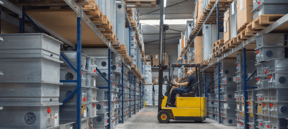 Schilt magazijn met een medewerker op een heftruck