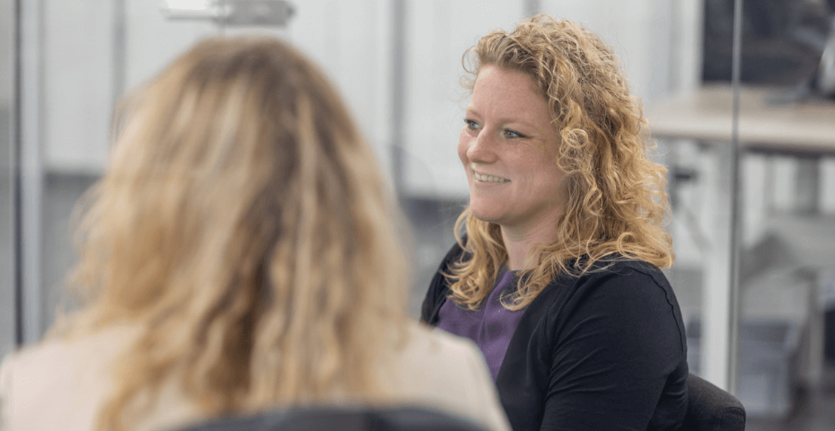 Twee medewerksters op kantoor van Schilt in overleg