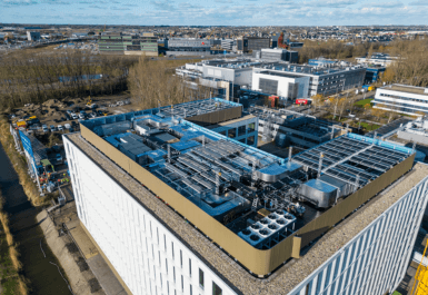 Laboratorium gebouw van Johnson en Johnson met op de achtergrond andere gebouwen