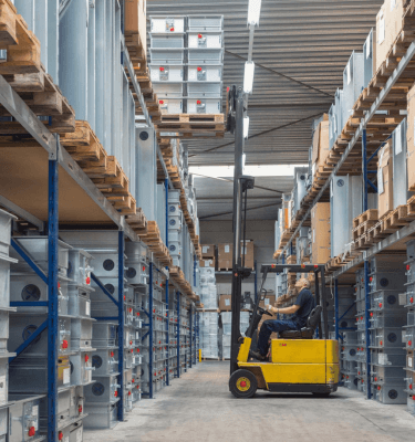 Schilt magazijn met een medewerker op een heftruck