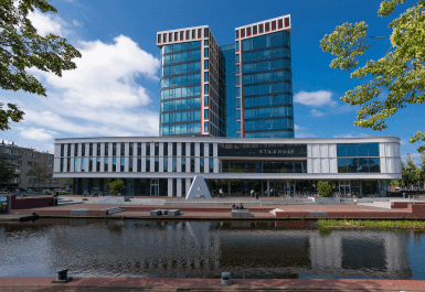 Gebouw van een stadhuis met water ervoor