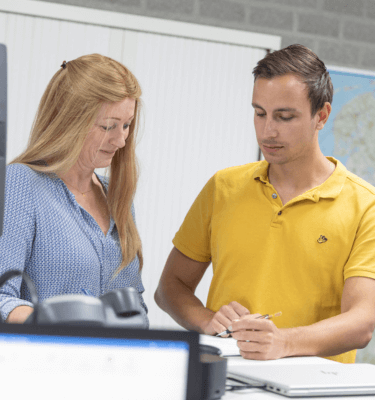 Een vrouw en een man op het kantoor van Schilt die samen een document aan het bekijken zijn