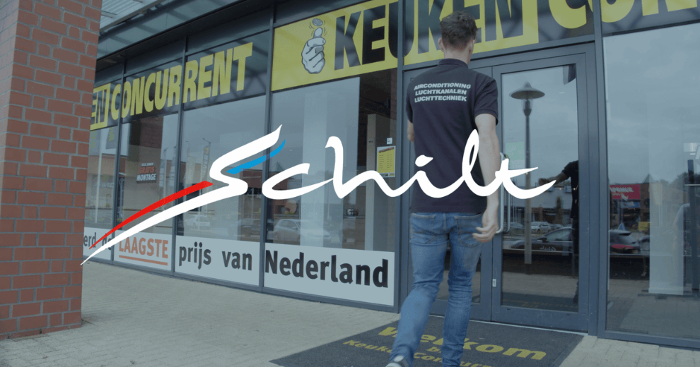 Monteur die filiaal van Keuken Concurrent binnenloopt