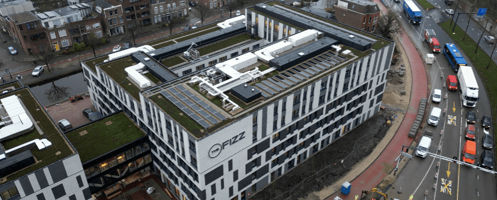 Klimaatinstallatie op dak van gebouw The Fizz