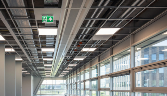 Plafond met luchtkanalen bij Diversey in Breukelen