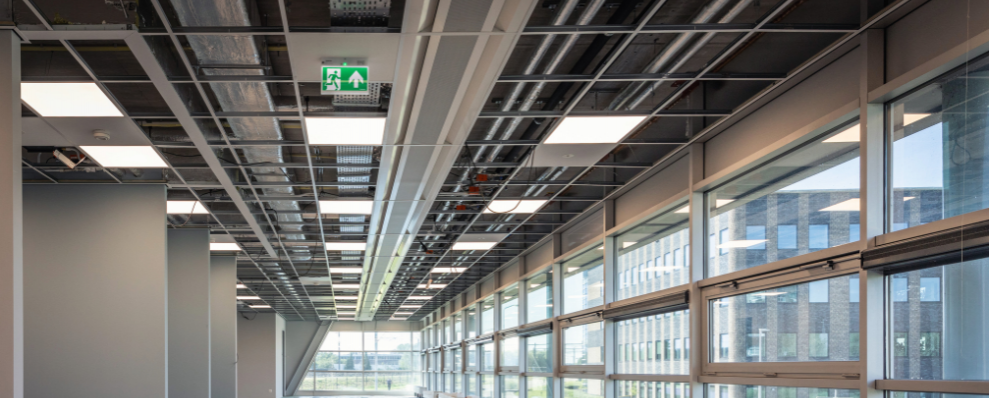 Plafond met luchtkanalen bij Diversey in Breukelen