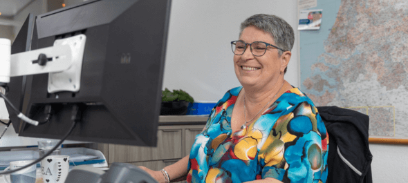Medewerkster kantoor achter computer