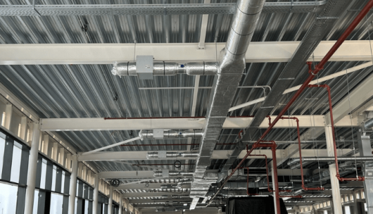 Plafond met luchtkanalen van schilt bij Royal Talens in Apeldoorn