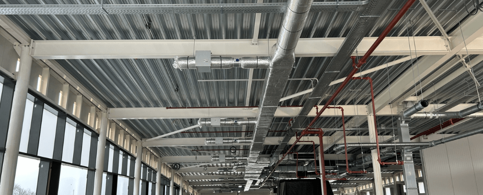Plafond met luchtkanalen van schilt bij Royal Talens in Apeldoorn