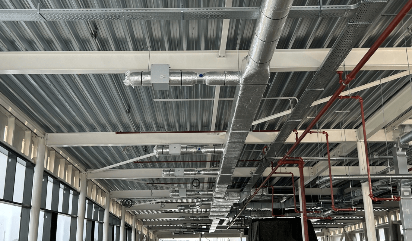 Plafond met luchtkanalen van schilt bij Royal Talens in Apeldoorn