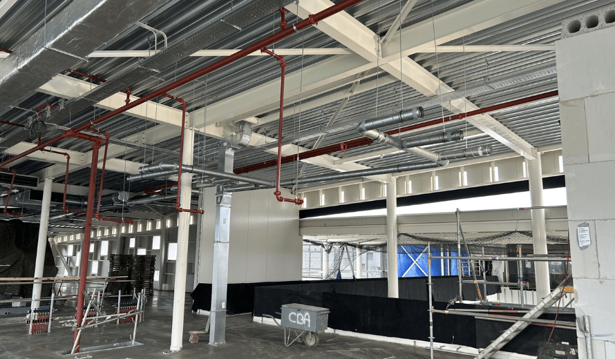 Plafond met luchtkanalen van schilt bij Royal Talens in Apeldoorn