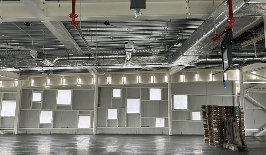 Plafond met luchtkanalen van schilt bij Royal Talens in Apeldoorn