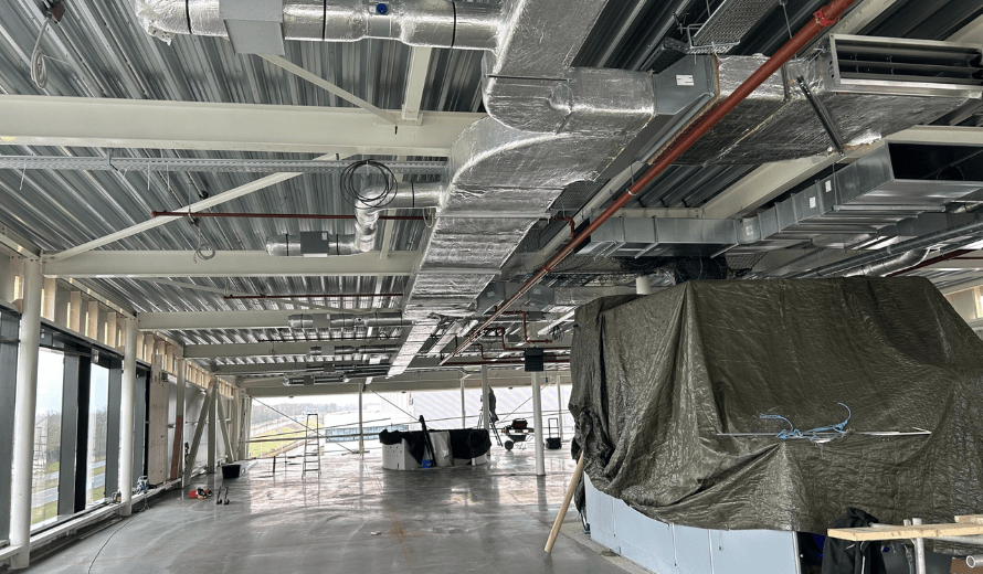 Plafond met luchtkanalen van schilt bij Royal Talens in Apeldoorn
