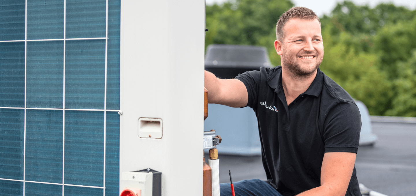 Airco monteur aan het werk