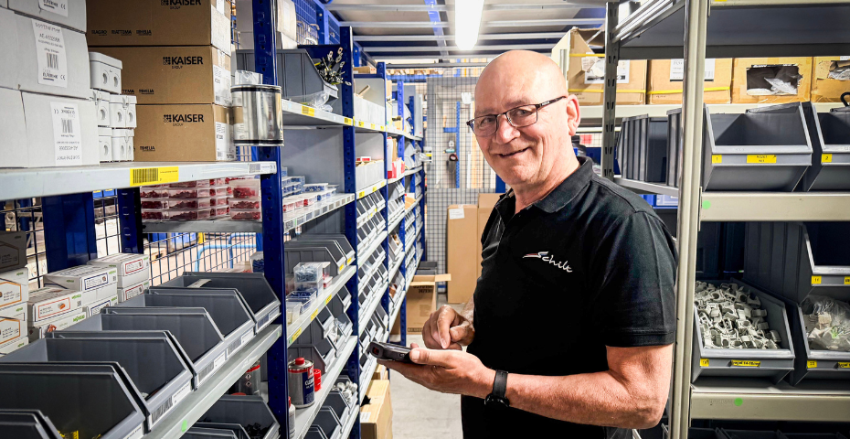 Magazijnchef Abraham met nieuwe scanner