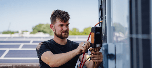 Servicemonteur Jonathan Aan Het Werk